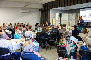 Pani Marszałek przemawiająca do seniorów