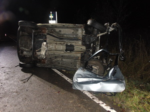 leżący na boku samochód