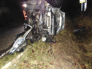 uszkodzony samochód leżący na boku