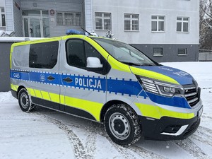 nowy radiowóz stojący przed komendą brzeskiej policji