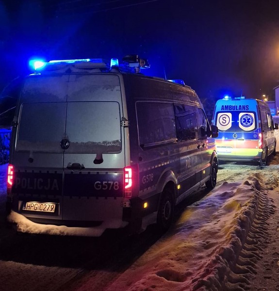 radiowóz i karetka pogotowia zaparkowane w okolicy odnalezienia zaginionego