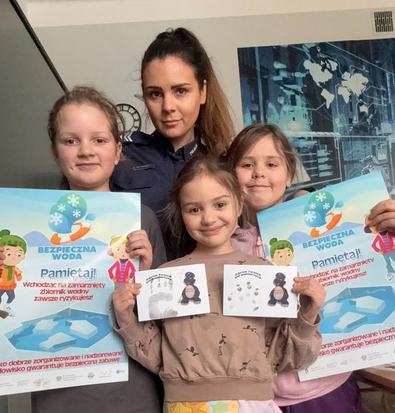 zdjęcie policjantki z uczennicami