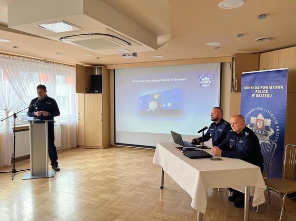 komendant powiatowy policji w brzesku przemawiający przy mównicy
