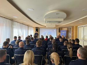 policjanci, pracownicy, kadra kierownicza i zaproszeni goście podczas narady rocznej