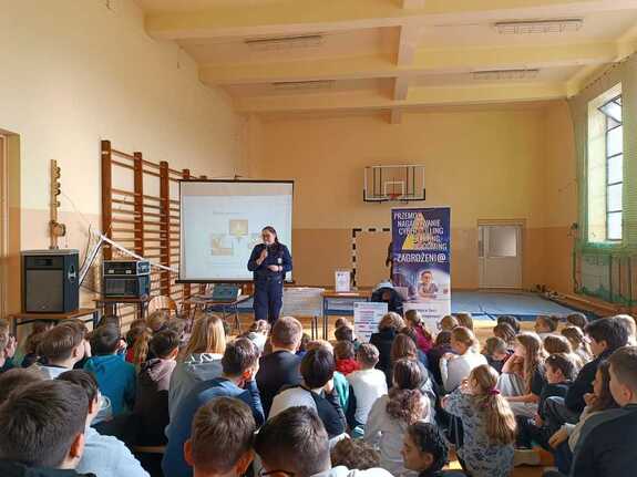 policjantka przemawiająca do grupy dzieci