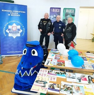 policjant z uczestnikami wydarzenia sportowo-edukacyjnego