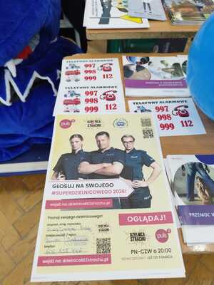 ulotki leżące na stoliku