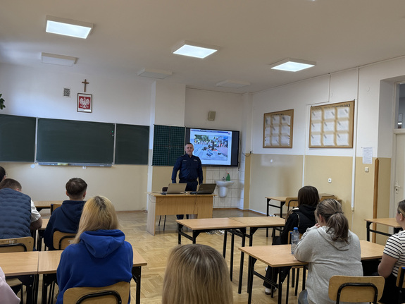 komendant komisariatu przemawiający do uczniów