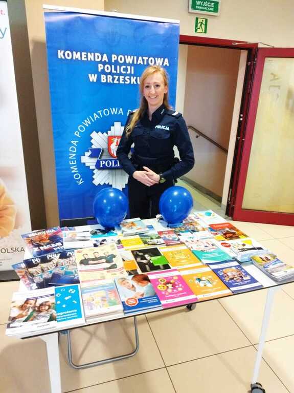 dzielnicowa st. sierż. Anna Ryba stoi przy stoisku profilaktycznym