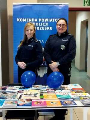 dzielnicowa st. sierż. Anna Ryba stoi przy stoisku profilaktycznym