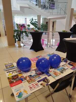 dzielnicowa st. sierż. Anna Ryba stoi przy stoisku profilaktycznym