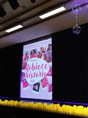 dzielnicowa st. sierż. Anna Ryba stoi przy stoisku profilaktycznym