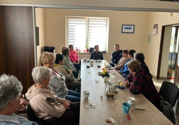 policjanci rozmawiający na spotkaniu z seniorami