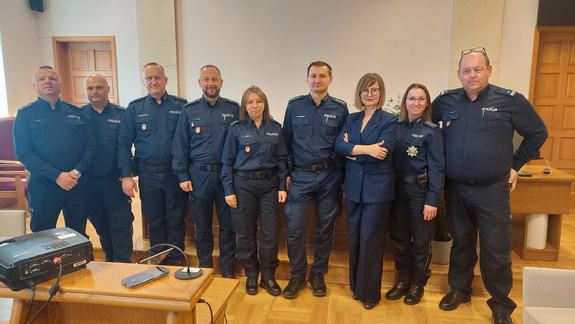 zdjęcie grupowe policjantów z prezesem sądu rejonowego w brzesku