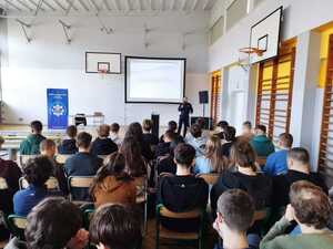 I zastępca komendanta powiatowego w brzesku przemawia do grupy uczniów