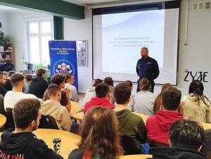 zastępca komendanta na spotkaniu z maturzystami