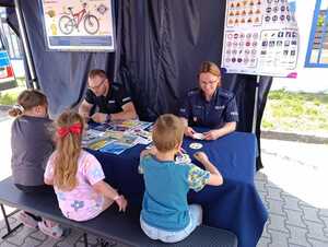 policjanci grający z dziećmi w dobble