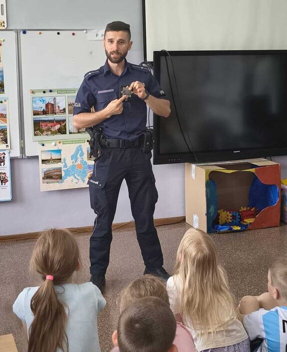 policjant pokazujący policyjną odznakę