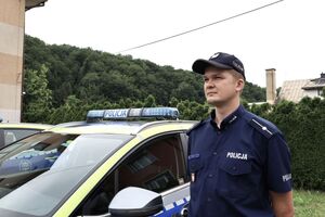 dzielnicowy komisariatu policji w czchowie stojący przy nowym radiowozie