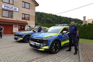 policjanci stojący przy nowych radiowozach, przed komisariatem policji w czchowie