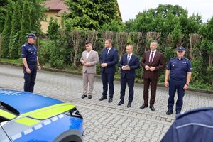 włodarze gminy przekazujący radiowozy w towarzystwie komendanta powiatowego policji w brzesku
