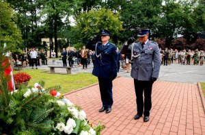 policjanci oddają honor