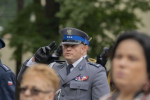 Komendant Powiatowy Policji w Brzesku oddający honor