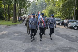 przemarsz pocztu sztandarowego KPP w Brzesku