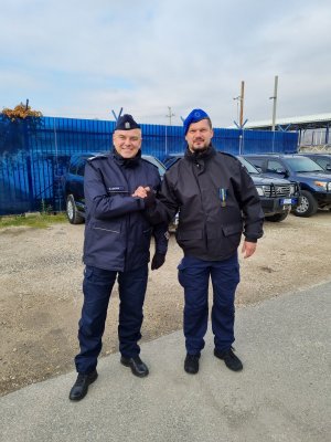 policjant wraz z Komendantem Wojewódzkim Policji w Krakowie