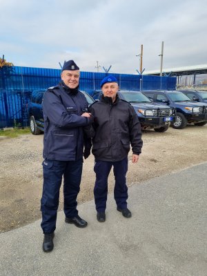 policjant wraz z Komendantem Wojewódzkim Policji w Krakowie