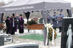 uczestnicy uroczystości pogrzebowej na cmentarzu