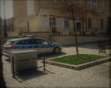 policjanci patrolujący radiowozem rynek w Brzesku