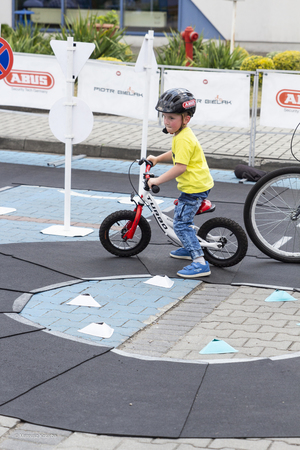 Dziecko na rowerku jeździ po miasteczku dla rowerów