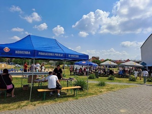 Policjantka rozmawia z osoba zainteresowana pod namiotem Policyjnym