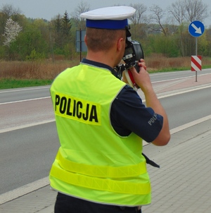 Policjant z miernikiem prędkości