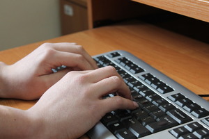 dłonie piszące po klawiaturze od komputera