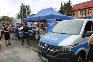 uczestnicy Małopolskich Dni Bezpieczeństwa oglądający radiowozy i motocykl policyjny