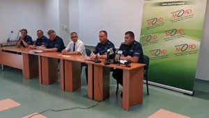 policjanci i przedstawiciel Małopolskiego Ośrodka Ruchu Drogowego w Tarnowie podczas konferencji inaugurującej akcję Zwalniam przed szkołą