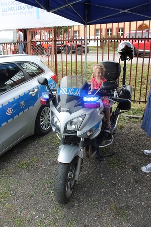 dziewczynka siedząca na policyjnym motocyklu