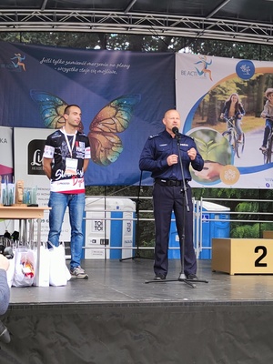 Komendant Powiatowy Policji w Brzesku przemawiający do uczestników biegu