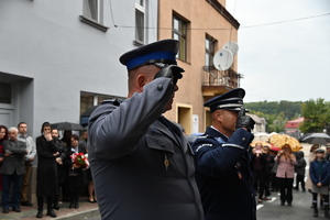 delegacja dwóch policjantów brzeskiej jednostki oddających honory