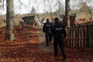 policjanci kontrolujący teren ogródków działkowych