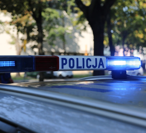 radiowóz policyjny z włączonymi sygnałami błyskowymi