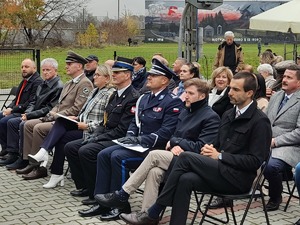 grupa osób, parlamentarzystów, samorządowców, przedstawicieli służb mundurowych w trakcie rozpoczęcia pikniku wojskowego