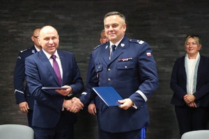 komendant wojewódzki policji w krakowie nadinsp. Michał Ledzion ściskający dłoń prezesa firmy Erbet Tomasza Ćwikowskiego