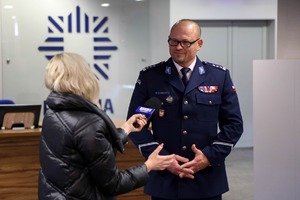 komendant powiatowy policji w brzesku inspektor Bogusław Chmielarz udzielający wywiadu dziennikarce telewizyjnej