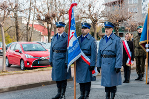 poczet sztandarowy komendy powiatowej policji w Brzesku prowadzący przemarsz