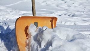 łopata do odśnieżania wbita w śnieg