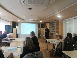 grupa dyrektorów podczas spotkania z policjantem