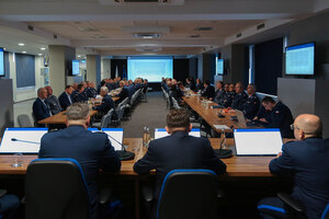 policjanci uczestniczący w naradzie rocznej
